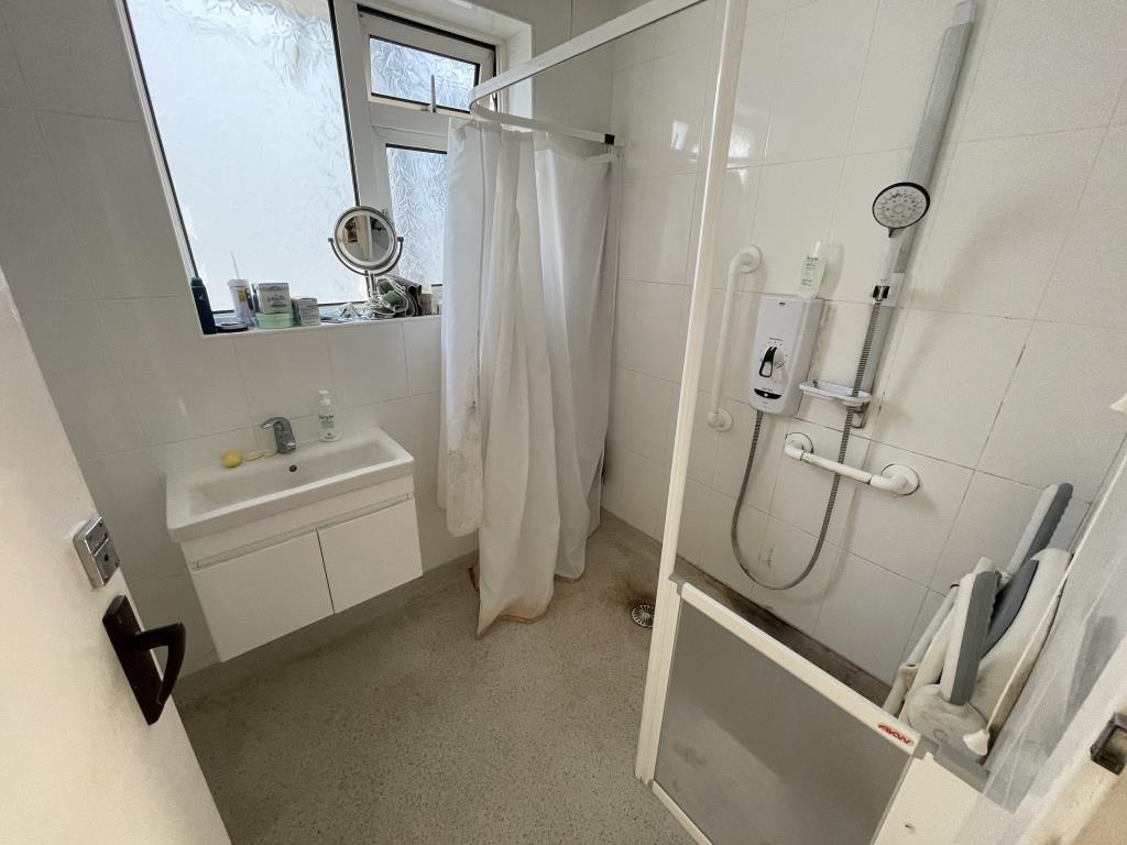 Lot: 86 - DETACHED HOUSE FOR INVESTMENT OR OWNER-OCCUPATION - Inside image of first floor wetroom from hallway